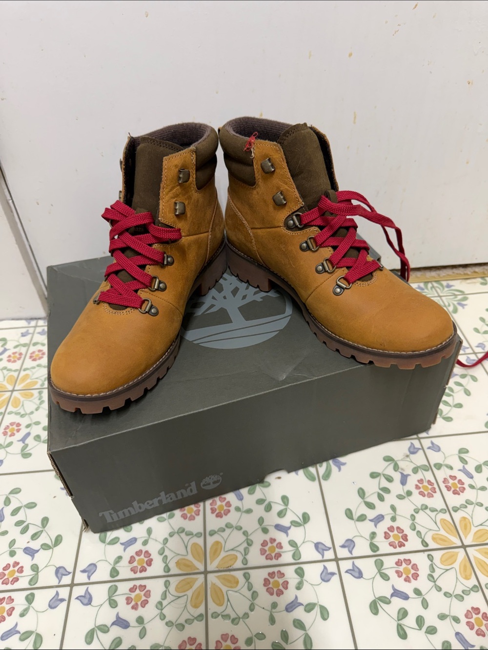 Timberland Tan/Brown Lace-Up Boots with Red Laces NWO